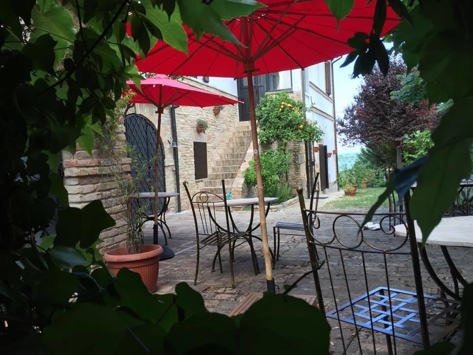 Bed and Breakfast Antico Casale Fossacieca Чивитанова-Марке Экстерьер фото