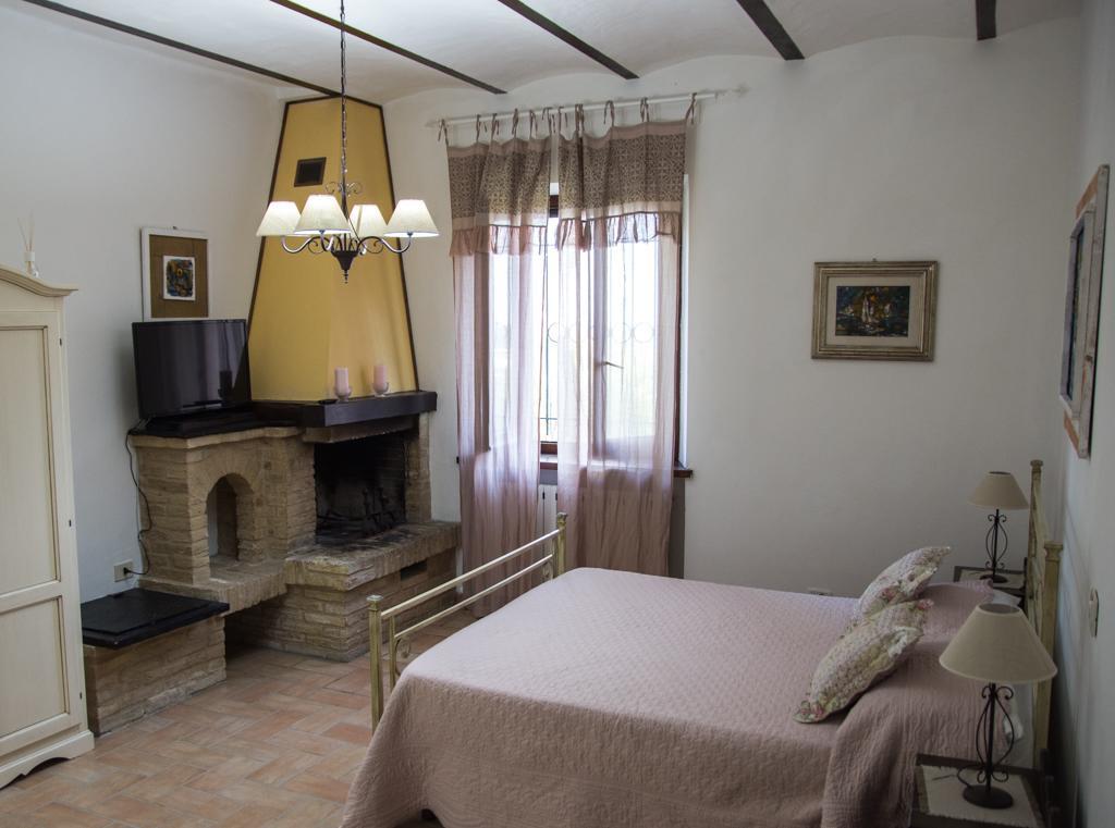 Bed and Breakfast Antico Casale Fossacieca Чивитанова-Марке Экстерьер фото